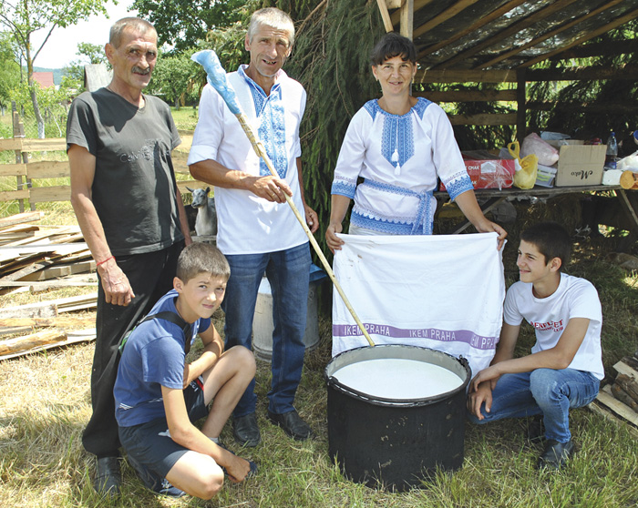 Петро Шафар із сім’єю та помічником Іваном готуватимуть сир. Фото автора